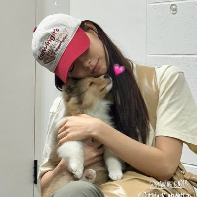 1CupofMochaPlzz's profile picture. Cause you’re not just a human being, you are art💐