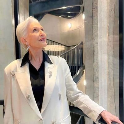 Bestselling International Author of A Woman
Makes
A Plan 📖 Doctor of Dietetics👩🎓
Supermodel😉💃
#ItsGreatToBe76 Manager:
anna@mayemusk.com