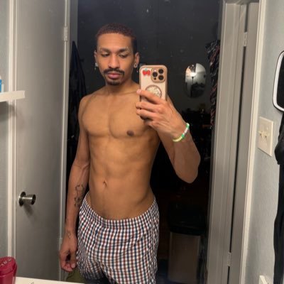 18+/spam || they/them || Non binary || Exotic Dancer || Pansexual || 20 something || IG : Papii.Cyrus