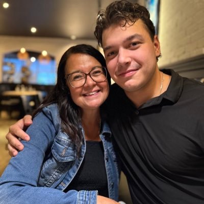 Hockey mom # 90 💙🤍🦅/ Combattante du cancer du sein en 2020🎗