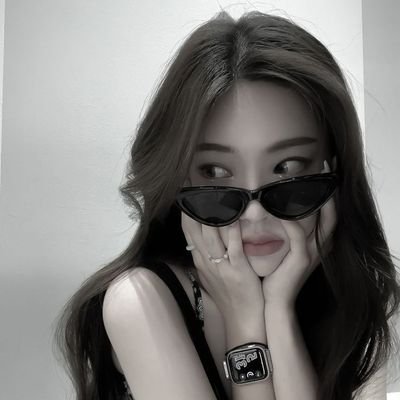 zenniyin's profile picture. chasing light in every shadow