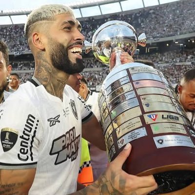 Milhões de estrelas no céu, e eu aqui embaixo encantado pela Estrela Solitária