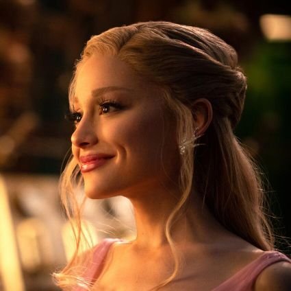 Аккаунт сообщества Ariana Grande Online и страницы Ariana Grande Facts в VK.