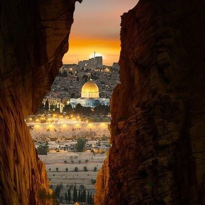 وللحرية الحمراءِ بابٌ
بكلِ يدٍ مُضرَّجةٍ يُدقُّ.