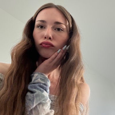 Tess Thompson Profile