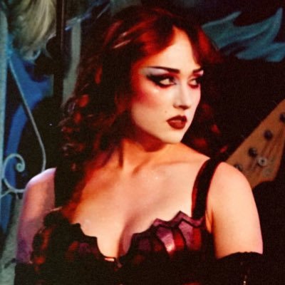 emily prentiss lesbica jackie taylor lesbica clawdeen wolf lesbica enid sinclair lesbica piper mclean lesbica isabela madrigal lesbica agatha harkness lesbica