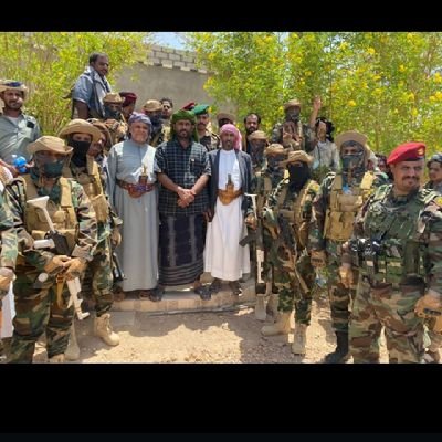 من لا يقدر هيبة السن والشيب
يطيح من عين الرجال احترامه
اصغر عيال الذيب يكبر وهو ذيب
وفرخ النعامه طول عمره نعامه