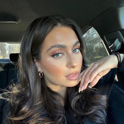 I believ in my glow, and the world can't look away ✨🌹