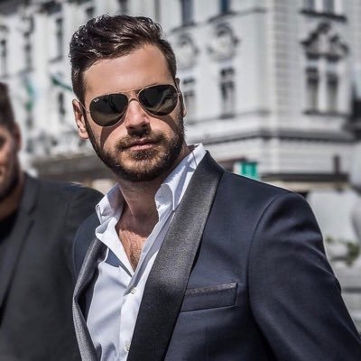 🎻 Cellist - Artist of passion & fire - Music unites the world 🌍