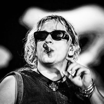 me caso con mi banda de rock hasta que la muerte nos convierta en leyenda...