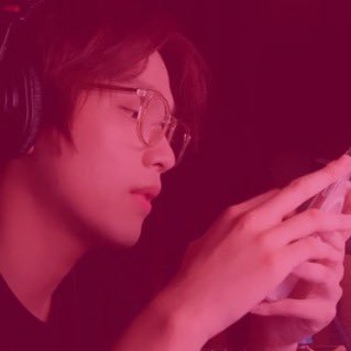 ✨ baby 시즈니 | hyuck’s wifey (fr delulu) 💌 💭 living rent-free in neo + comfort zone 🐻 tweets = chaos + love