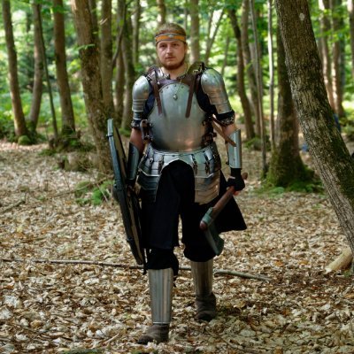 Fan des cultures Geek et Nordiques🛡Je serais votre bouclier🛡Rêve de travailler dans le Esport/JV/GN