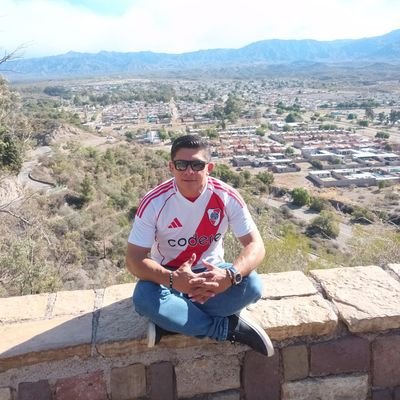 Ser feliz y ayudar al prójimo. !!inténtalo por Dios!!. Hala Madrid y viva River Plate. padre de 3 👸👸👸. A la DIESTRA siempre, como Dios manda
