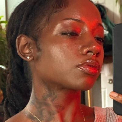 Fine artist 🧑🎨 • Bold hustler with drive | Commissions open | she/her
