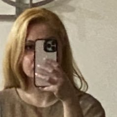 elnazrostami66's profile picture. 