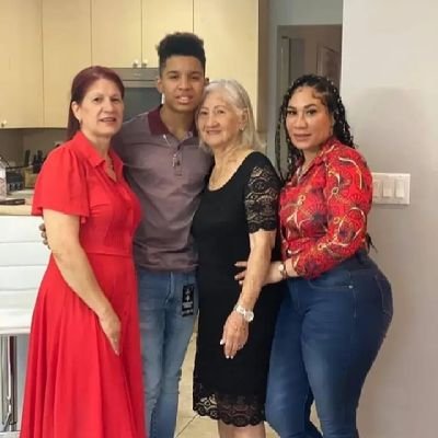 Mirabelles52387's profile picture. 