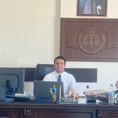 Gazi Üni. Hukuk ve Bilgisayar Mühendisliği | Anadolu Üni. Kamu Yönetimi | 2013-2018 TİTCK’da Mühendis | 2020-2022 Pervari Hâkimi | 2022-Hâlen Kumluca Hâkimi