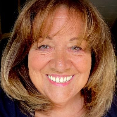 Journaliste. Fille de radio. Folle de télé. Carbure aux nouvelles. Apprivoise la retraite.