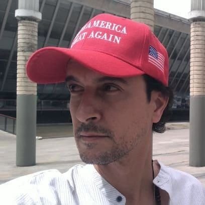 Consultor político electoral Líder social DDHH Periodista Sátira
Brioso sin bozal ni anteojeras Cerril soy Tataranieto del primero en usar un sombrero aguadeño