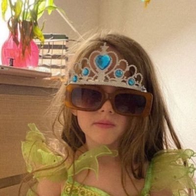 não me segue que eu sou perdida 🌪️ no twitter desde 2011 (conta antiga era pra RPG) • socialwork in Switzerland❣️