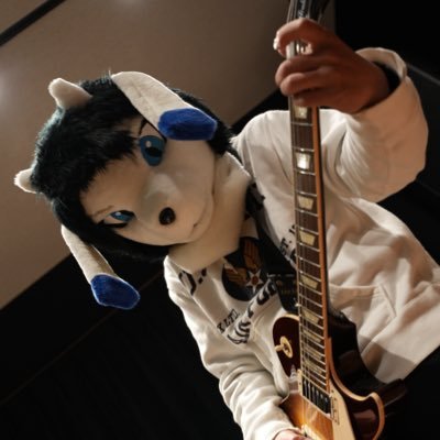 趣味でギター、ベースやってます ハードロック、メタルが好きです 音楽以外に人外、お絵描きも好きです キャラ(トウヤ)着ぐるみ→@kabukoubou pixiv→ https://t.co/hSJ8lXbMIk