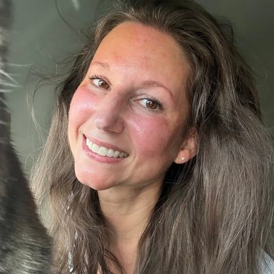Yogi | Educator | @UTKnoxville M.Ed. | @UHDowntown BBA | world traveler | Reader | Writer | Birdnerd |