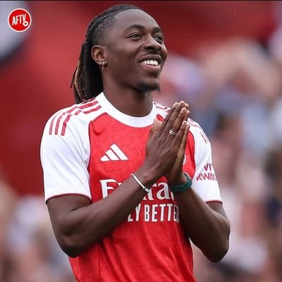 Scanning the twittersphere for amusement, football, boxing, politics, ladies of the world,Shady records, laughs..Arsenal FC.. Guess who's back #FUEL