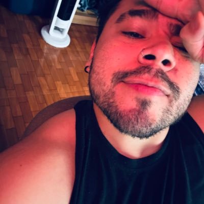 TheTorturedDaNn's profile picture. Soy muy simpático y alegre 😁, me gusta el cine 📺 , las series, el fútbol ⚽️, salir a caminar 🚶‍♂️, mi libro 📖 favorito es: (The Perks of Begin a Wallflower)