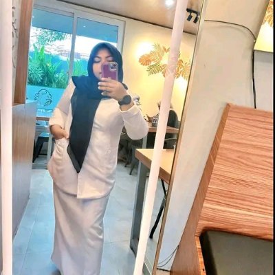 أي شيء ﻻ يرتاح له قلبك ﻻ َتثق بهِ أبداً، فالقلب أبصر مِن العين.
Apapun yang membuat hatimu tak nyaman, jangan pernah percaya padanya . Karena hati melihat lebi