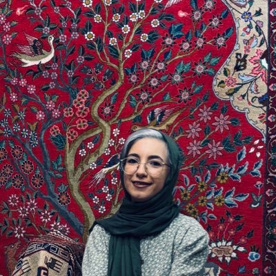 خبرنگار فلسفه خوانده و دخترک همیشه دلتنگِ بابا. شیعه علی ابن ابیطالب. دل باخته و فدایی جغرافیایی به نام ایران. همین.