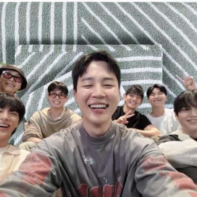 People in this world want easy. I want BTS. Hobi broke my bias meter. Fan Acct! 방탄 forever my one & only. 2025 & beyond World Tour Groupie. Level 20+(way+🤣).🔞
