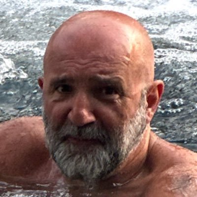 Ugodan i trpeći, antiteist. Volim ljude a narod mi uglavnom ide na nerve.