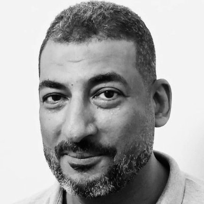 كاتبٌ روائي..أنشد التميّز..ولا أدّعيه..معقودٌ عزمي وأمنيتي..لأن أوقظ بكلماتي وعيًا وحسّا..وأترك أثرًا لما بعد الرحيل..فيقالُ: مرّ من هنا
