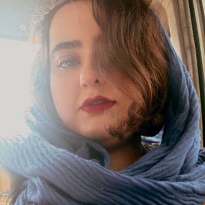دانشجوی ناتمامِ داروسازی، مسخرهباز، کارمندی زحمتکش و دخترکی احساساتی و دائمالعصبانی فی الاوقات المختلفه :) #نه_به_قفس