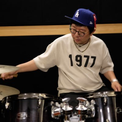 finepw104's profile picture. 本業は自由で幸運なIT屋（@10486n）。エバンジェリスト、ラッパー、ドラマー。カジュアルM:TGプレイヤー。ポケカもちょっと。#ヤダガラス というキャラクターを描きます。ENFP-T。モットーは「転ばぬ先の杖」「道草を楽しむ」「笑って助けに行く」です。人生は情熱と遊びだと思います。251016ver.