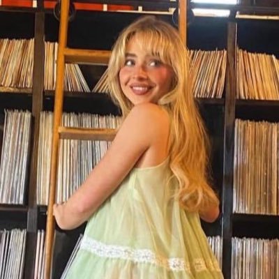 aphrylively's profile picture. reader and astrophysicist in dreams 🪐