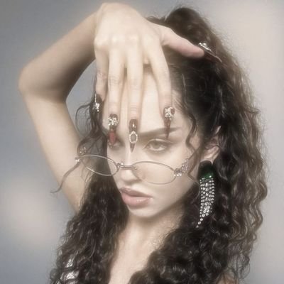 Apostologh's profile picture. KATSEYE