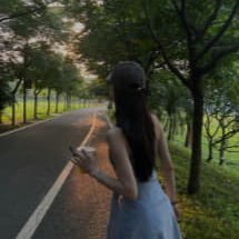 彼女は静かで優しく、いつも穏やかな笑顔を浮かべています。午後には温かいお茶を淹れて、本を読んだり音楽を聴いたりするのが好きです。彼女の生活はゆったりとしていて、そばにいると安心できます🍵📖✨