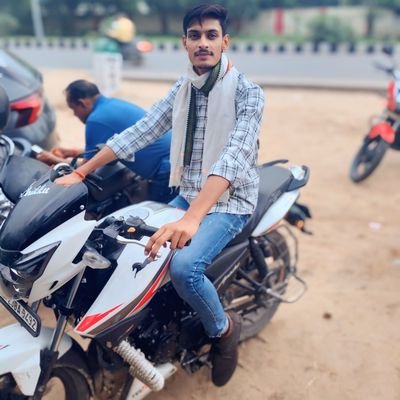 Krishan_7742's profile picture. 👉 *❝जिंदगी की परीक्षा में कोई नम्बर नहीं मिलते लोग आपको दिल में जगह दे दे तो समझ लेना आप पास हो गये❞*❤️