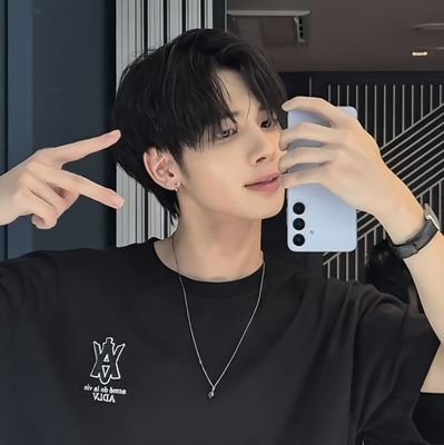 hyuntesudo's profile picture. meus vícios são música e cigarro