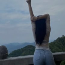 彼女は友達や家族をとても大切にし、いつもそっとそばで支えています。派手な言葉は使わなくても、その行動には真心が込められています🤝🏡💐
