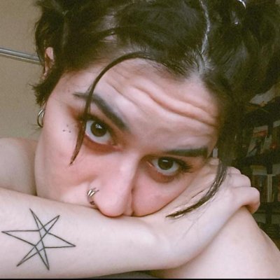 emo, otaku y chayannera de la cuna hasta el cajón.
𝟓𝟎 𝖘𝖍𝖆𝖉𝖊𝖘 𝖔𝖋 𝖋𝖚𝖈𝖐𝖊𝖉 𝖚𝖕.
@mcflyneta 🤘🏻 oliver sykes me abrazó