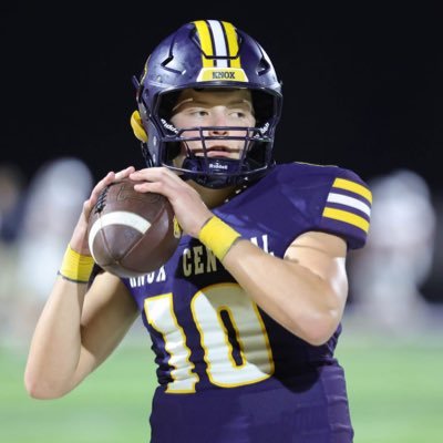 C/O 29’ | Knox central | 6’3 189lbs|Qb #10|Email: elijahbrucecarey@yahoo.com