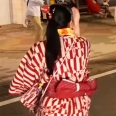 郡上おどりより白鳥おどり派。 お盆休みがほしい徹夜でおどりたい。りんご飴をつけて踊ってるよ🍎(⚠️食べられません)
