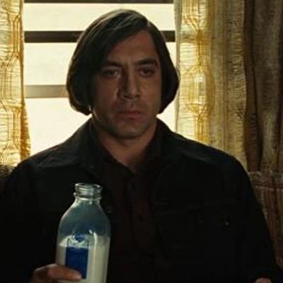 El diablo anda suelto
Va pisando el mismo pavimento
Recorriendo el barrio por completo
Igual y me la fleto, si es que me lo topo
Como quiera, los dos estamos..