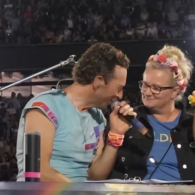WEMBLEY 2025🫶💫 *Green eyes Songbook singer N2 🥹♥️
*the one and only Kiss Cam lady 💋 🤭