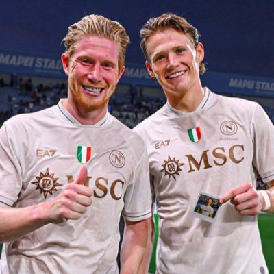 ildisfattista_'s profile picture. Odiatore seriale, non covo fiducia nel genere umano. Forza Napoli. Vorrei un allenatore, un capitano e un’ala destra.