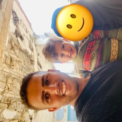 أنا صقر، متزوج، لدي طفل، تتكون عائلتي من 8 أشخاص، وأخي مصاب في الحرب، وبتر يده، هو الشخص الذي كان يساعدني في تلبية احتياجات عائلتنا.