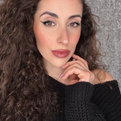 Makeup artist by day, moon dreamer by night. Music is the thread that holds it all together.