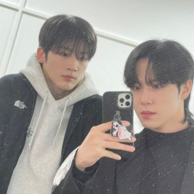 2hanhours's profile picture. WEi streaming fanatic / #김동한 my light in my darkness 🐶 2han biased 🐰 forever OT6 | vote and stream #WEi #위아이